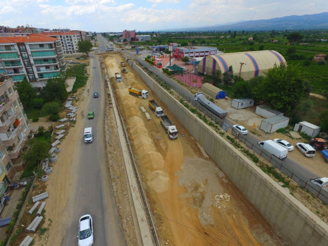 Alaşehir’in Köprülü Kavşağında Çalışmalar Devam Ediyor