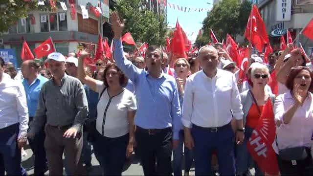 CHP Manisa Teşkilatı Yürüyüş Yaptı