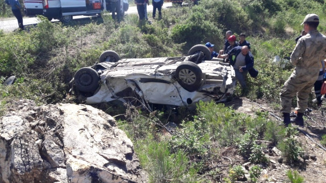 Manisa’da Kontrolden Çıkan Araç Şarampole Uçtu: 1 Ölü, 2 Yaralı