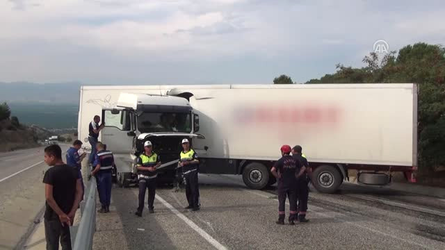 Sarıgöl’de Tır Yola Devrildi: 1 Yaralı