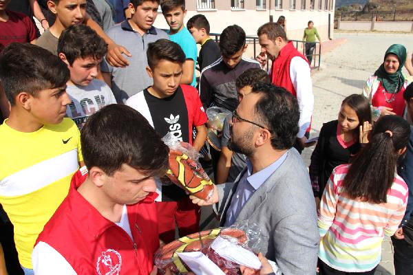 Bakan Kasapoğlu, Okullara Spor Malzemesi Gönderdi