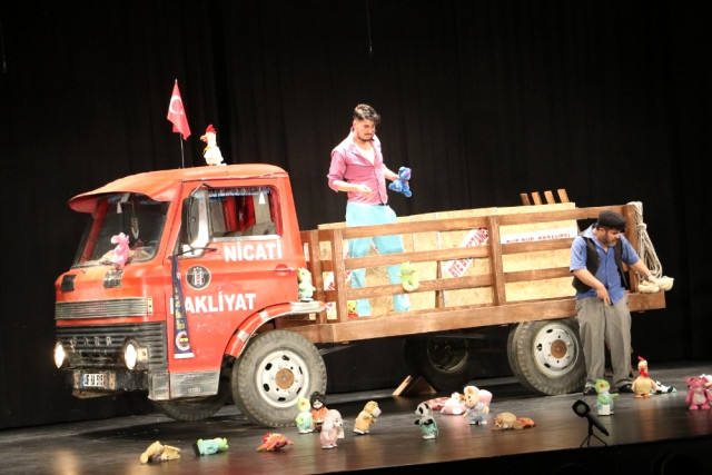 Kamyon’ Manisalı Tiyatroseverleri Güldürdü