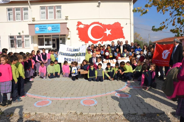 Fenerbahçeli Doktorlar Salihli’de Öğrencileri Sevindirdi