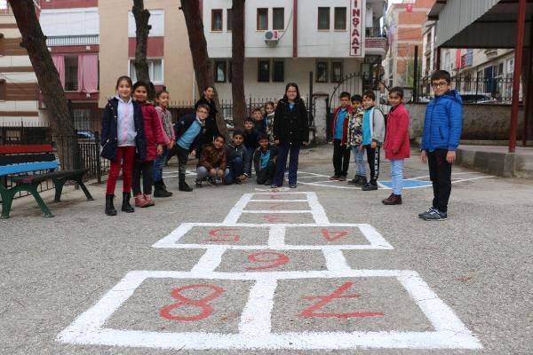 Çocuklar, Eski Sokak Oyunlarını Okulda Öğreniyor