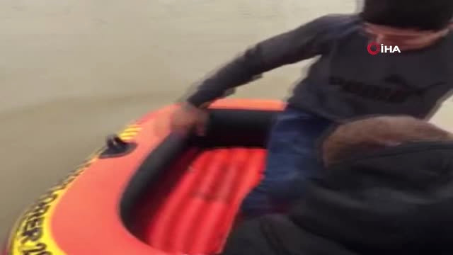 Sel Suları Köprüyü Aştı, Su ile Dolan Caddelerde Şişme Botla Keyif Yaptılar