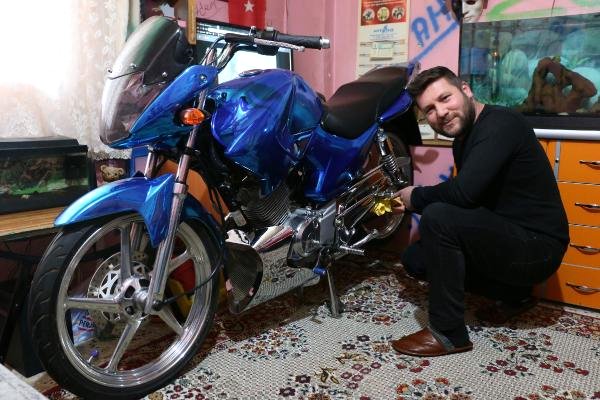 Modifiye Motosikletini Evinin Salonuna Park Ediyor