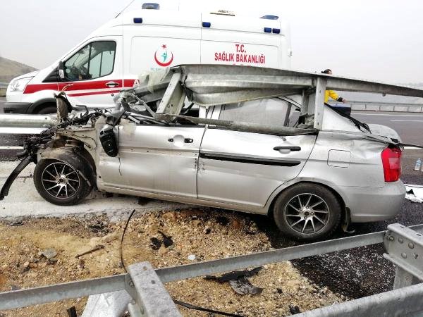 Otomobil Bariyere Çarptı; Sürücü, Eşi ve Kızı Yaralandı
